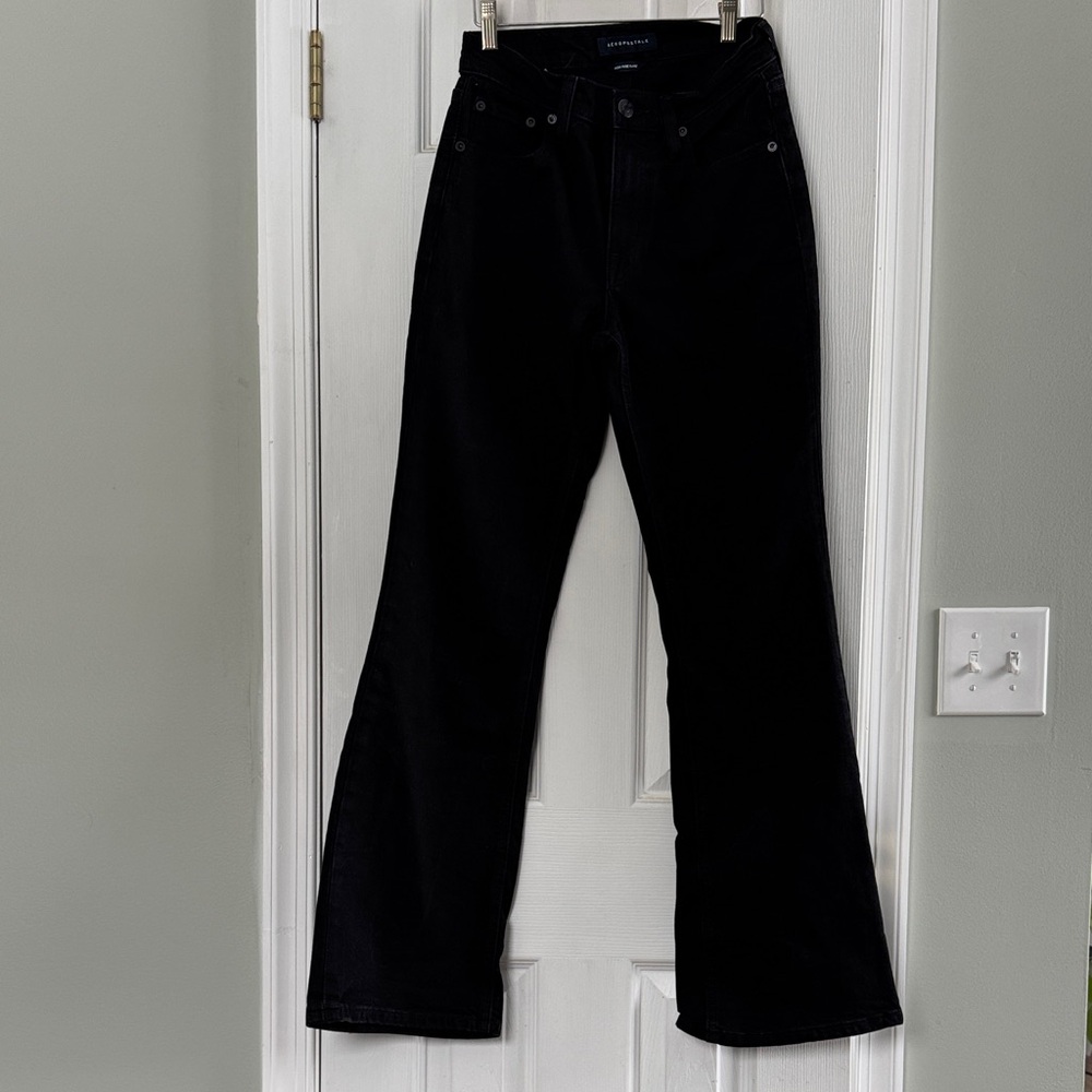 Women’s Aeropostale Black High Rise Flare Jeans. Black. Size 4.